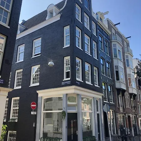 At The Canal 게스트하우스